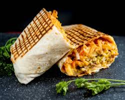 Taco francés cortado por la mitad en un plato